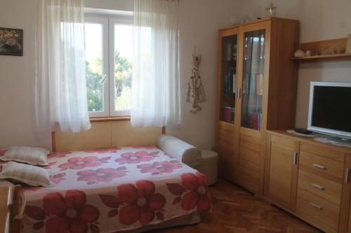 One-Bedroom Apartment image 8