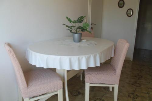 One-Bedroom Apartment image 3