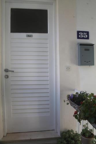 One-Bedroom Apartment image 2