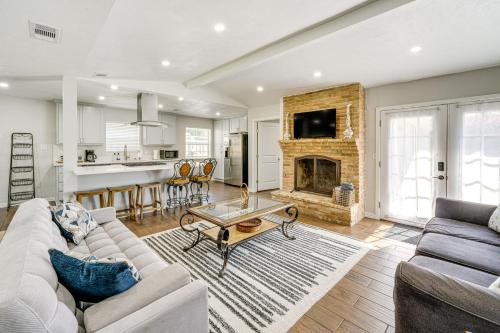 Yard + Patio: Dallas Area Home By Parks & Dining – khách sạn tại Richardson