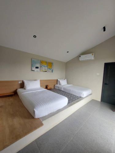 1 king bed, 2 twin beds
