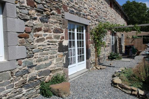 Maison La Pierre du Lézard Nature Auvergne-Rhône-Alpes (Maison La Pierre du Lezard Nature Auvergne-Rhone-Alpes) in Allanche
