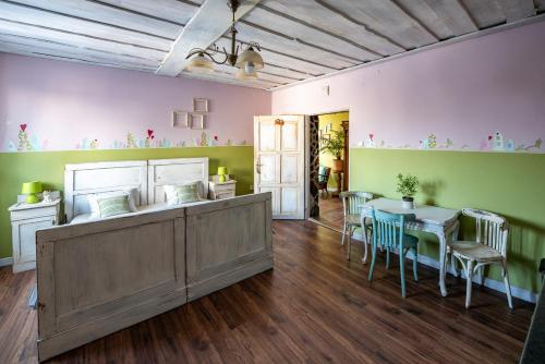 2 bedrooms, 3 beds