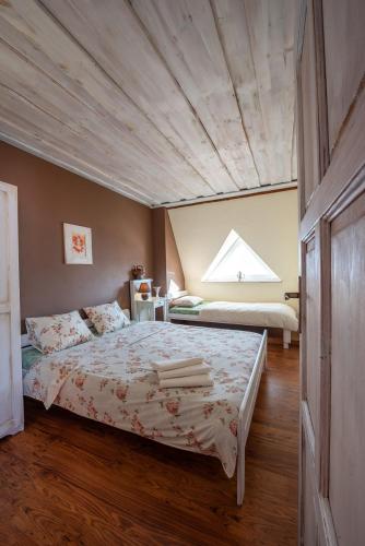 2 bedrooms, 4 beds