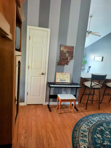 Hot Tub Hideaway 3 BR - image 9