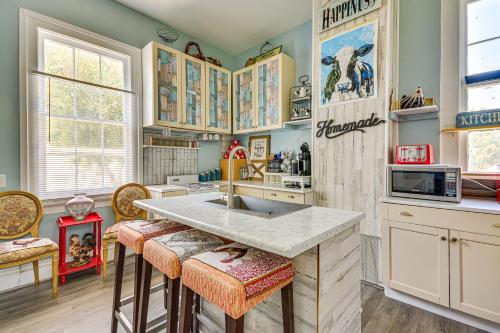 Spacious Historic Home with Yard and Deck! in ไฮน์พอยต์ (NC)