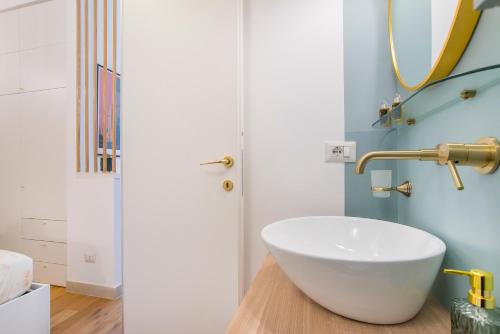15 minutes to Colosseum - Loft with terrace, Рим (фото 9)