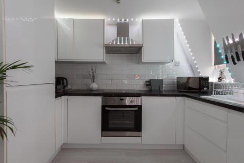 Parade Gardens Boutique Apartments- Central, Grade I Listed, 4K TVs, Hidden Views, Бат (фото 9)