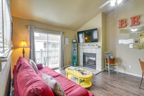 Romantic Galveston Retreat Bay View, Pool Access! in Galveston, USA