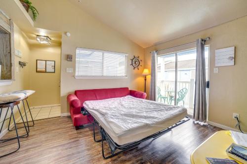 Romantic Galveston Retreat Bay View, Pool Access! in Galveston, USA