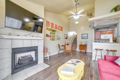 Romantic Galveston Retreat Bay View, Pool Access! in Galveston, USA