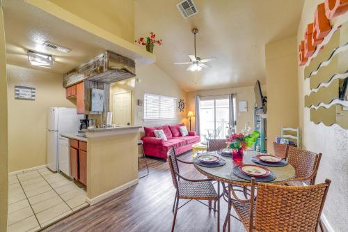 Romantic Galveston Retreat Bay View, Pool Access! in Galveston, USA