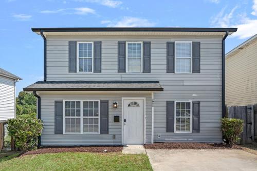 Cozy 4BR Home Near Uptown -King Bed- Jacuzzi