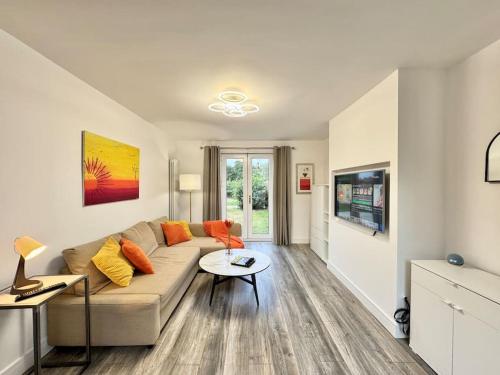 Modern 3 Bedroom Home - Free Driveway Parking - 6 Guests - Upstairs Bathroom and Downstairs WC gîte à louer Armthorpe