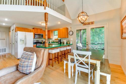 Mountain Cabin with Hot Tub and Fire Pit! in Blairsville, USA