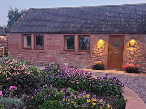 Country cottage with garden, views & games room in Каррузерстаун