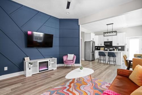 Indy Adventure - Hot Tub, Arcade, BBQ, Sleeps 8!