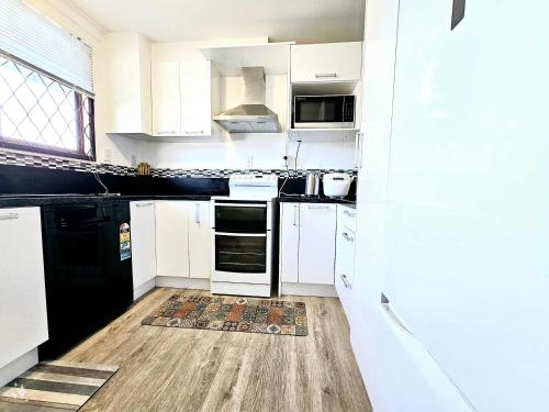Lovely 2-Bedroom Rental with Parking Zodiak Stays in Eden Hegy