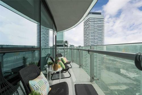 Superior Lakeview Luxury 3-Bedroom Suite on High Floor
