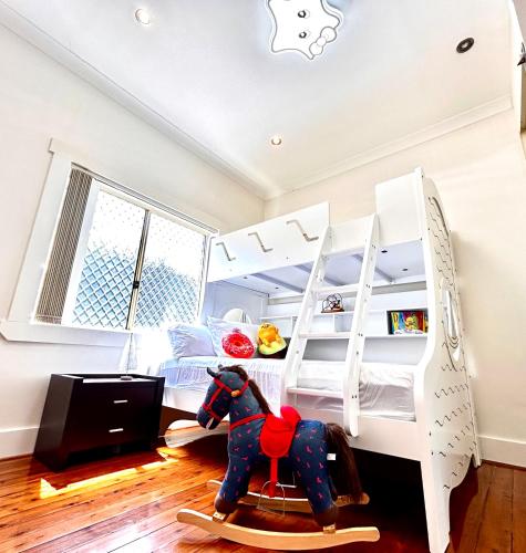 Family retreat with free parkings close to station 