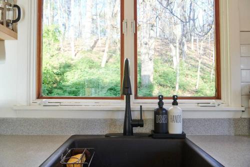 Hillside Hideaway in Copake Falls, USA