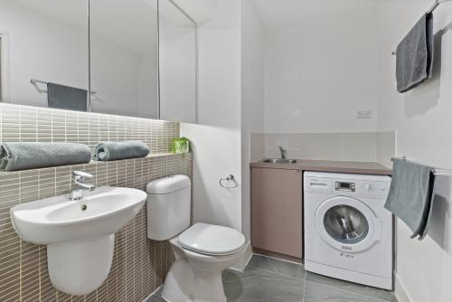 2 Bedroom 1 Bathroom City Apartment on level 1 with Parking image 2