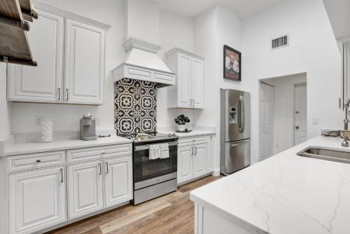 Gorgeous Lake Home on Beautiful Lake Tarpon in Lake Shore Estates, Vereinigte Staaten von Amerika