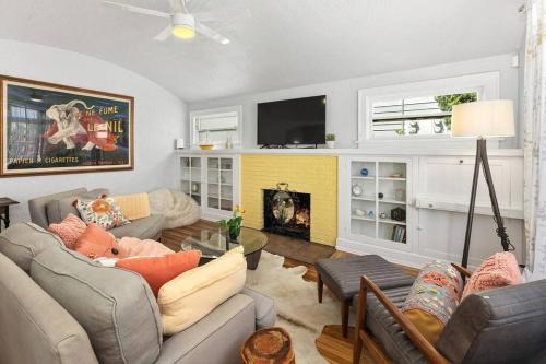UpdatedVintage Bayside Bungalow in San Diego, USA