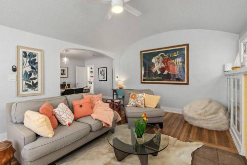 UpdatedVintage Bayside Bungalow in San Diego, USA