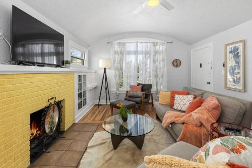UpdatedVintage Bayside Bungalow in San Diego, USA