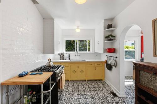 UpdatedVintage Bayside Bungalow in San Diego, USA