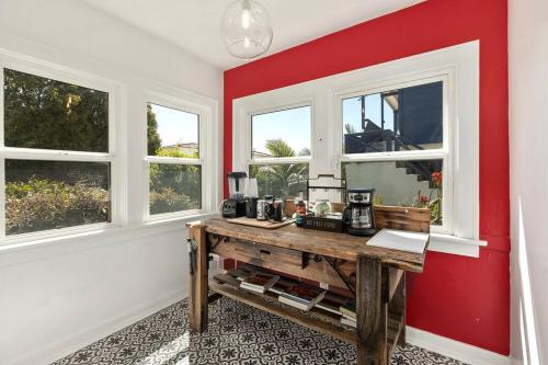 UpdatedVintage Bayside Bungalow in San Diego, USA