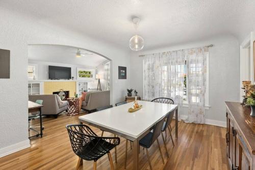 UpdatedVintage Bayside Bungalow in San Diego, USA