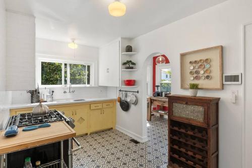 UpdatedVintage Bayside Bungalow in San Diego, USA