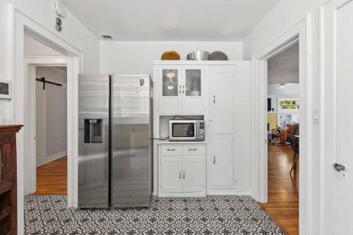 UpdatedVintage Bayside Bungalow in San Diego, USA