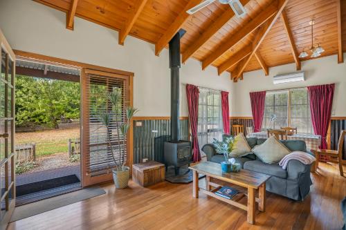 StayAU Conifer Cottage 2BR Serene Lakeside Haven