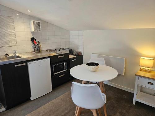Cosy Queenstown Studio for 2 - main image