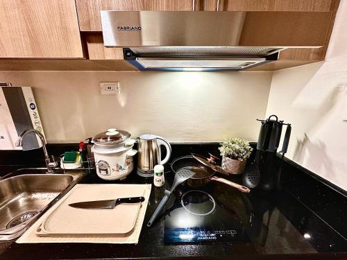 Luxury Condo with balcony on amenity floor, easy access to pool, Sky Garden, Working Lounge and Gym in Makati 7F, Manila (fotografie 3)