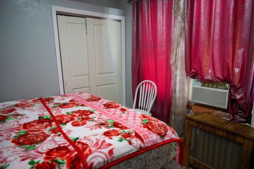 Divine Villa Guest House Harper Ave EWR AIRPORT PENN STATION NY NJ in Irvington, USA