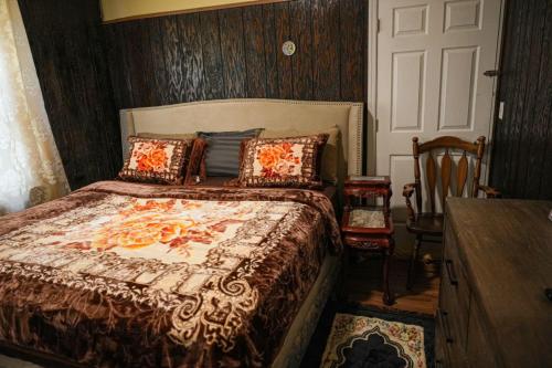 Divine Villa Guest House Harper Ave EWR AIRPORT PENN STATION NY NJ in Irvington, USA