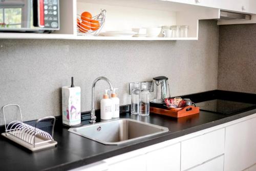 Cozy 1BR apartment by beach - partial ocean view Cozy 1BR apartment by beach - partial ocean view