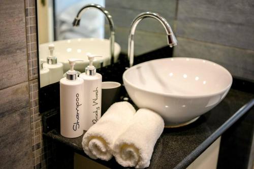 Cozy 1BR apartment by beach - partial ocean view Cozy 1BR apartment by beach - partial ocean view