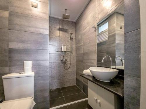 Cozy 1BR apartment by beach - partial ocean view Cozy 1BR apartment by beach - partial ocean view