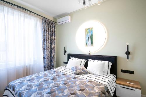 Urban Charm & Comfort - Chic 2BD in Prime Location by Flat Mаnager