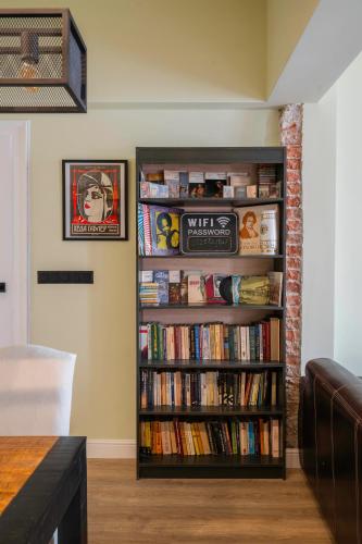 Urban Charm & Comfort - Chic 2BD in Prime Location by Flat Mаnager, Sofia (Foto 8)