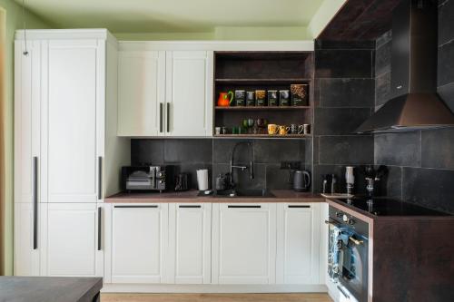 Urban Charm & Comfort - Chic 2BD in Prime Location by Flat Mаnager, Sofia (Foto 10)