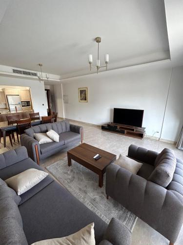 CFC Modern 2BR, Walk to CFC Mall