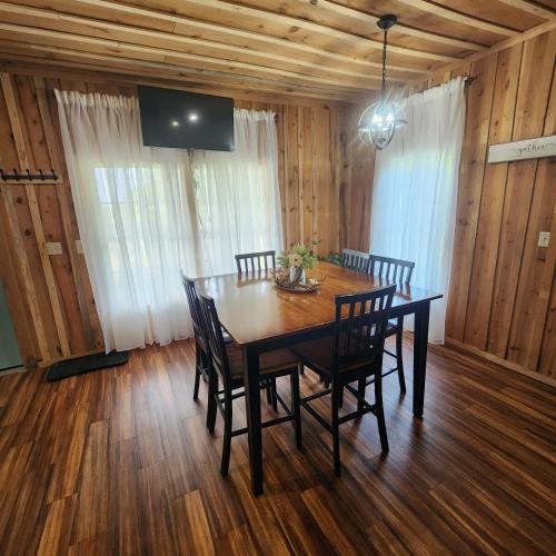 Unique Country Cabin Meets Farmhouse Modern!!! in Mena, USA