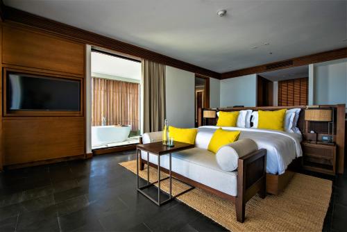 Sky Pool Suite with Ocean View image 4