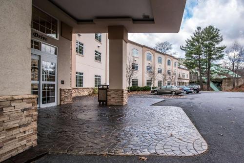 Riverside Hotel, Ascend Hotel Collection in West Chesterfield, USA